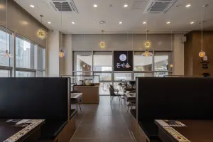 정돈된 부스 배치의 모던 캐주얼 다이닝